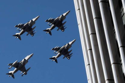Cazas de las Fuerzas Aéreas sobrevuelan Madrid. CHEMA MOYA