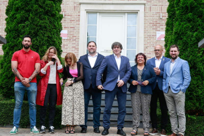Junqueras y Puigdemont, con las delegaciones de ERC y Junts, ayer, en Waterloo. STEPHANIE LECOCQ