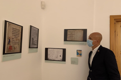 José Antonio Diez ha visitado la exposición que ha comenzado hoy en la Fundación Vela Zanetti. AYUNTAMIENTO DE LEÓN