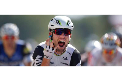 Cavendish muestra sus cuatro dedos por sus cuatro victorias. VALAT