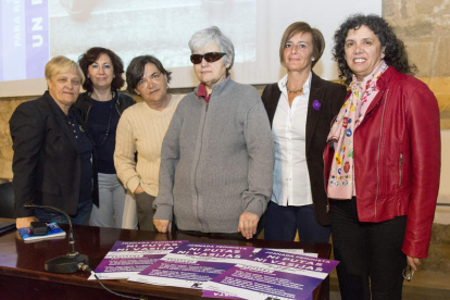 Ángeles Álvarez, Carmen Tapia, Alicia Miyares, Mercedes Macía, Rocío León y Ana Gaitero. FENANDO OTERO