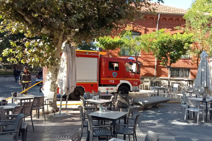 Actuación de los bomberos en el incendio de un restaurante de León. J. NOTARIO