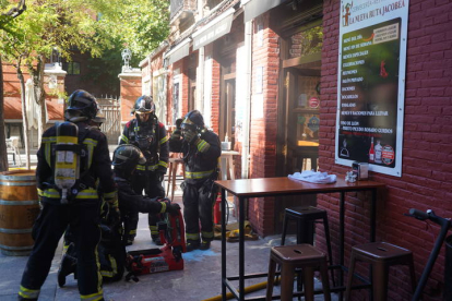 Actuación de los bomberos en el incendio de un restaurante de León. J. NOTARIO