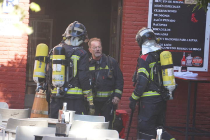 Actuación de los bomberos en el incendio de un restaurante de León. J. NOTARIO