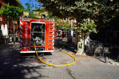 Actuación de los bomberos en el incendio de un restaurante de León. J. NOTARIO