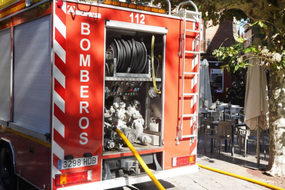 Actuación de los bomberos en el incendio de un restaurante de León. J. NOTARIO