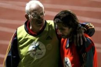 Luis Aragonés dialoga con el centrocampista del Valencia Miguel Ángel Angulo tras el entrenamiento
