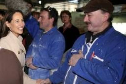 La candidata socialista Segolene Royal, durante su visita a una empresa