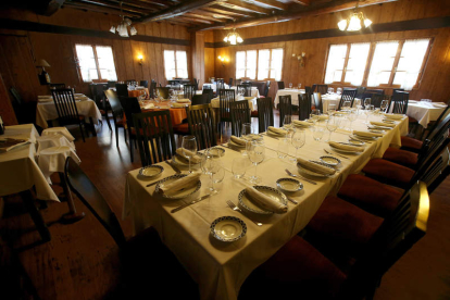El restaurante Casa Ramón, está situado en pleno centro de Molinaseca, en un marco incomparable. Su comedor tiene capacidad para hasta sesenta comensales.
