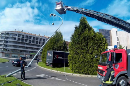 Los bomberos de León retiraron el vehículo accidentado