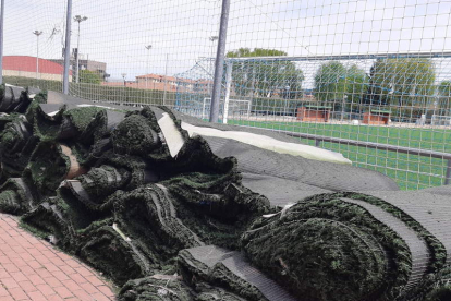 Los rollos de césped artificial en el recinto de La Palomera. DL