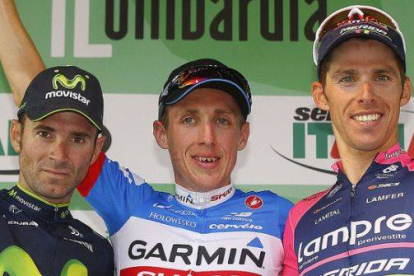El podio de la clásica de Lombardía: el irlandes Dani Martin, el ganador, entre el murciano Alejandro Valverde (izquierda), segundo, y el portugués Rui Costa, tercero.