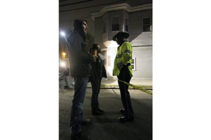 Vecinos de Watertown preguntan a la policía cuándo podrán regresar a su casa. MARIO TAMA | AFP