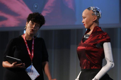 La robot humanoide Sophia realiza una entrevista de trabajo en la 5th Internacional HR Conference, en Barcelona.