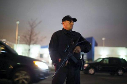 Un agente armado con un rifle durante el enfrentamiento. LUCAS JACKSON | Reuters