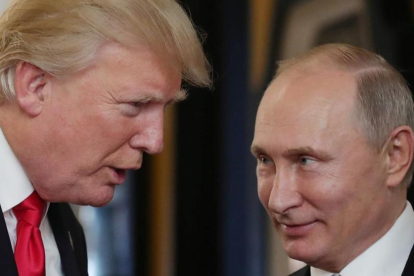 Trump (izquierda) y Putin hablan durante la cumbre de líderes de la APEC, en Danang (Vietnam), el 11 de noviembre.