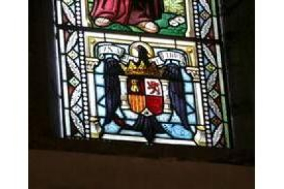 El águila con el emblema «una, grande y libre» del régimen de Franco
