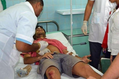 Uno de los heridos en el accidente de tráfico ocurrido en Cuba este jueves, en el que han muerto al menos siete personas.