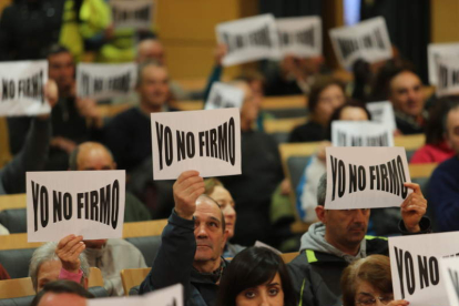 La imagen muestra la actitud de preferentistas en la última reunión celebrada en Ponferrada.