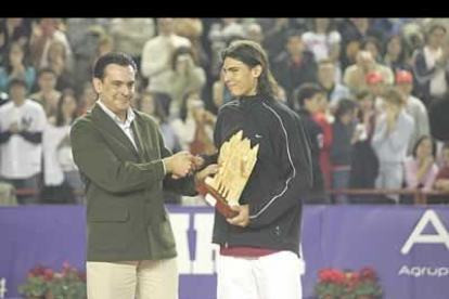 El teniente de alcalde, Francisco Saurina, fue el encargado de entregar a Rafa Nadal su trofeo.