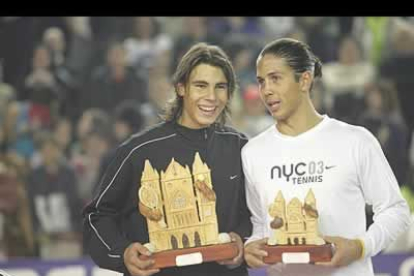 Nadal y Verdarso posan con sus trofeos.