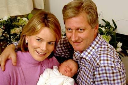 El príncipe Felipe y la princesa Matilde de Bélgica, fotografiados junto a su hijo recien nacido, Emmanuel.