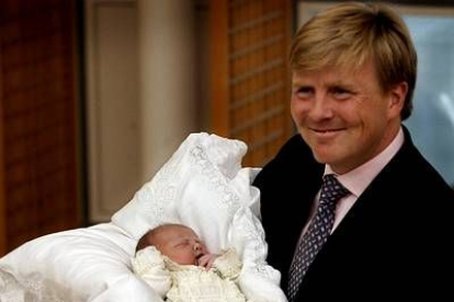 El príncipe Guillermo Alejandro de Holanda posa con su segunda hija a las pocas horas de su nacimiento.