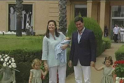 La princesa Alexia de Grecia y su marido Carlos Morales con su tercer hijo, Carlos. La pareja ya tenía otras dos hijas, Arrieta y Ana María, de cuatro y dos años respectivamente.