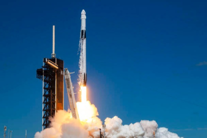 Fotografía cedida por SpaceX donde se ve la nave Endurance propulsada al espacio por un cohete Falcon 9 que lleva a bordo a dos astronautas de la Nasa. SPACEX