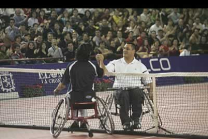 Silva y Quico realizaron una exhibición de cómo se puede jugar al tenis sentado en una silla de ruedas para demostrar que también así se le puede pegar bien a la bola.