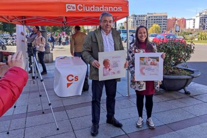 Fernández y Villarroel con carteles de la campaña de familias. P.I.