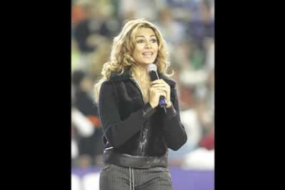 La encargada de poner el toque musical al encuentro deportivo fue Silvia Pantoja, que canto temas de su último disco.