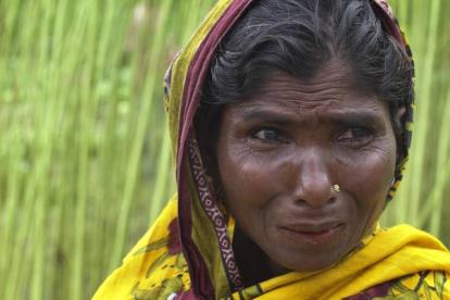 Una mujer bangladesí, emocionada tras saber del histórico acuerdo entre la Índia y Bangladés.