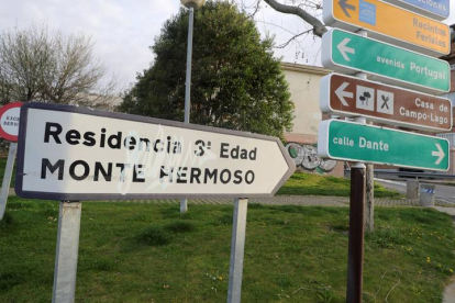 Cartel que indica la residencia Monte Hermoso, en Madrid, donde hubo un brote de coronavirus. JUANJO MARTÍN