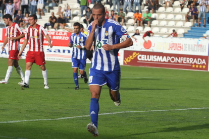 Yuri celebra un gol ante el Almería en El Toralín en septiembre de 2012.