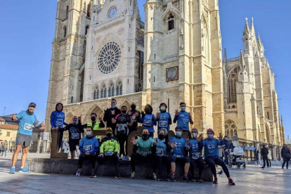 Participantes de ‘1km 1 vida’ frente a la Catedral de León. DL