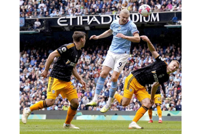 El Leeds, que confirmó su descenso a Championship, en el partido ante el City de Haaland. TIM KEETON