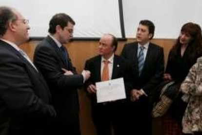 Mañueco habla con el representante del Colegio de Abogados, Aníbal Fernández, y con el alcalde