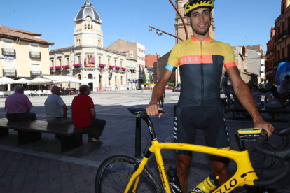 Andrés Turienzo posa con su bicicleta en la plaza Mayor de La Bañeza. RAMIRO