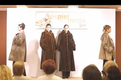 Distintos modelos de abrigos de piel, en un desfile del Corte Inglés.