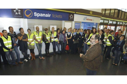 Los trabjadores de Spanair de Gran Canaria se concentraron hoy en las oficinas de atención al cliente de la compañía para protestar por la situación en la que se encuentran tras el cierre de actividades de la aerolínea el pasado viernes.