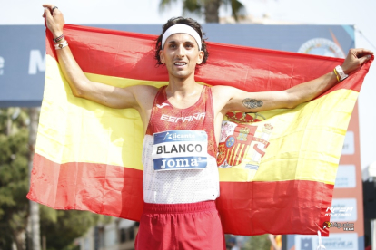 Jorge Blanco con la bandera de España tras cruzar en tercera posición en la línea de meta. 
Foto RFEA