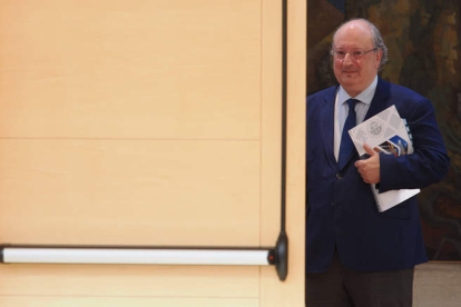 Cabero se dispone a presentar la memoria del Consejo de 2022 ayer, en las Cortes de CyL. R. VALETERO