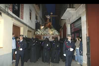 Las estrechas calles de León fueron testigos, un año más, de la pasión con la que se vive la Semana Santa leonesa.