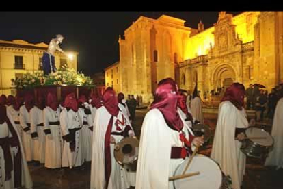San Isidoro, uno de los principales monumentos de la capital leonesa, destaca entre la procesión por su espectacular iluminación.