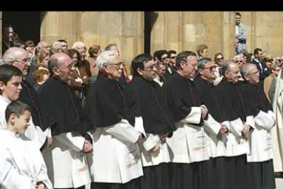 Los representantes de la iglesia son los encargados de defender el caracter obligatorio de la ofrenda al santo.