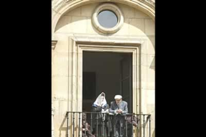 Algunos afortunados pudieron seguir el encuentro desde los balcones del cabildo.