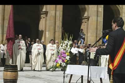 El pueblo y la iglesia se enfrentan en este peculiar debate que concentra a cientos de leoneses todos los años.