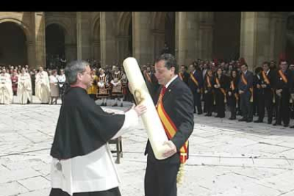 Amilivia entregó al representante de los clérigos un cirio pascual y dos hachones de cera, tal y como manda la tradición.