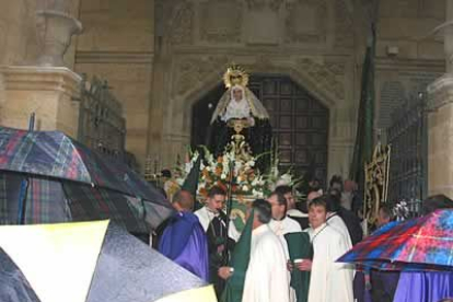 La procesión de la Virgen de la Esperanza, de Astorga, salió entre paraguas.
